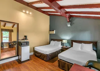 Econo Lodge Hotel Brossard hotel thumbnail 4