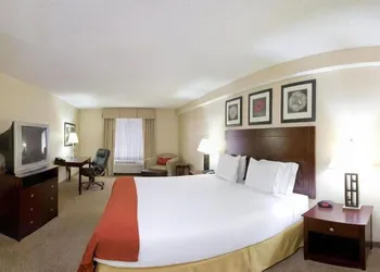 Holiday Inn Express & Suites Dickson by IHG hotel thumbnail 2