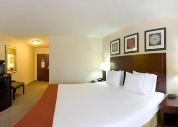 Holiday Inn Express & Suites Dickson by IHG hotel thumbnail 6