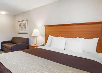 Quality Inn Kirkland hotel thumbnail 6