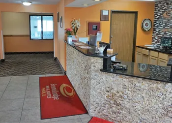 Econo Lodge Inn & Suites Pekin - Peoria Area hotel thumbnail 2