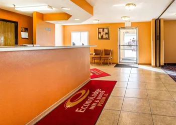Econo Lodge Inn & Suites Pekin - Peoria Area hotel thumbnail 3