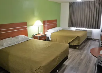 Econo Lodge Inn & Suites Pekin - Peoria Area hotel thumbnail 7