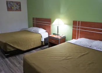 Econo Lodge Inn & Suites Pekin - Peoria Area hotel thumbnail 8