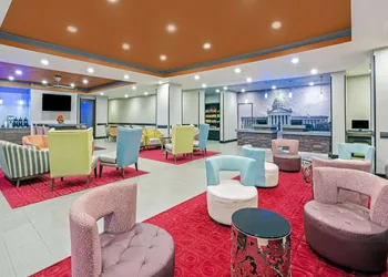 La Quinta Inn & Suites by Wyndham Guthrie hotel thumbnail 2