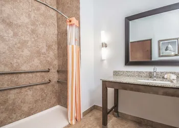 La Quinta Inn & Suites by Wyndham Guthrie hotel thumbnail 3