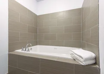 La Quinta Inn & Suites by Wyndham Guthrie hotel thumbnail 5