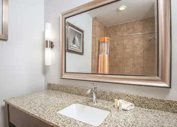 La Quinta Inn & Suites by Wyndham Guthrie hotel thumbnail 6