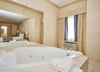 Glengate Hotel & Suites hotel thumbnail 8