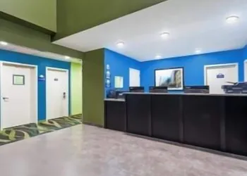 Days Inn & Suites by Wyndham Jamaica JFK Airport hotel thumbnail 2