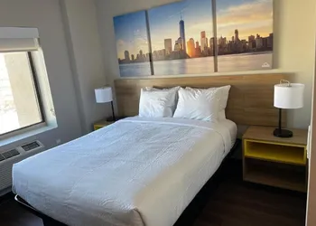 Days Inn & Suites by Wyndham Jamaica JFK Airport hotel thumbnail 3