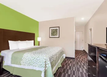 Days Inn & Suites by Wyndham Jamaica JFK Airport hotel thumbnail 8