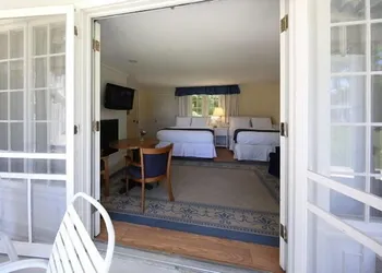 Colonial Inn in Harbor Springs hotel thumbnail 2