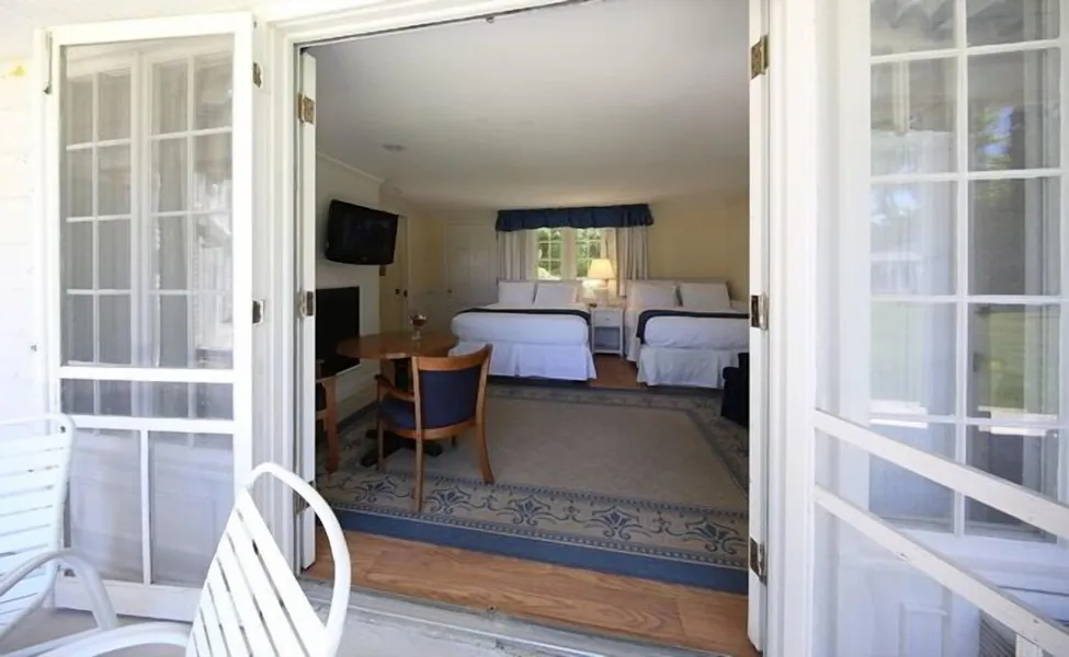 Colonial Inn in Harbor Springs hotel detail image 2