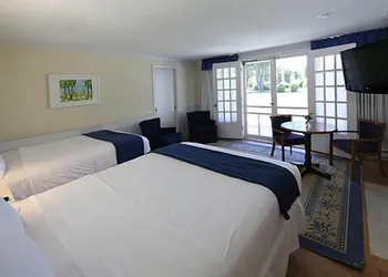 Colonial Inn in Harbor Springs hotel thumbnail 4