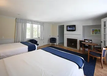 Colonial Inn in Harbor Springs hotel thumbnail 5