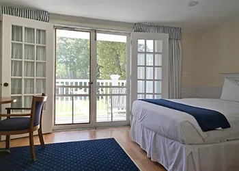 Colonial Inn in Harbor Springs hotel thumbnail 6