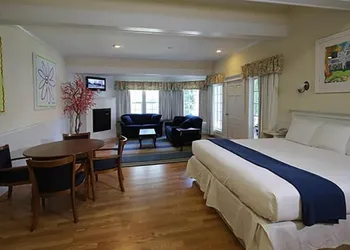 Colonial Inn in Harbor Springs hotel thumbnail 7