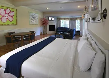 Colonial Inn in Harbor Springs hotel thumbnail 8