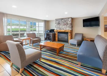Baymont by Wyndham St. Ignace Lakefront hotel thumbnail 2