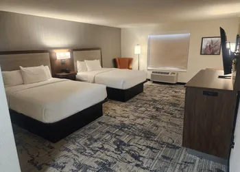 La Quinta Inn & Suites by Wyndham Milwaukee SW New Berlin hotel thumbnail 2