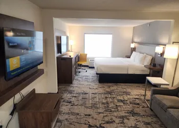 La Quinta Inn & Suites by Wyndham Milwaukee SW New Berlin hotel thumbnail 7