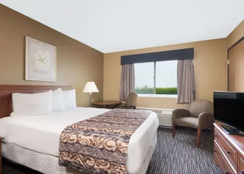 Baymont by Wyndham Columbus/Rickenbacker hotel thumbnail 3