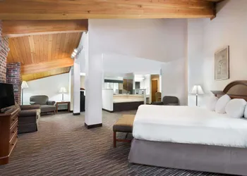 Baymont by Wyndham Columbus/Rickenbacker hotel thumbnail 6