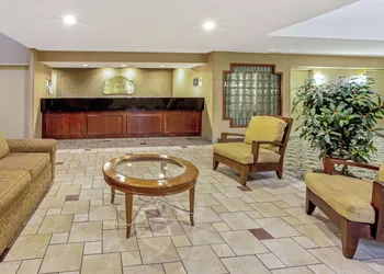 La Quinta Inn & Suites by Wyndham Appleton College Avenue hotel thumbnail 2