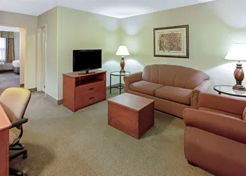 La Quinta Inn & Suites by Wyndham Appleton College Avenue hotel thumbnail 5