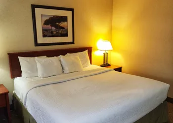 La Quinta Inn & Suites by Wyndham Appleton College Avenue hotel thumbnail 6