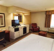 La Quinta Inn & Suites by Wyndham Appleton College Avenue hotel detail image 7