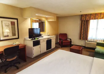 La Quinta Inn & Suites by Wyndham Appleton College Avenue hotel thumbnail 7