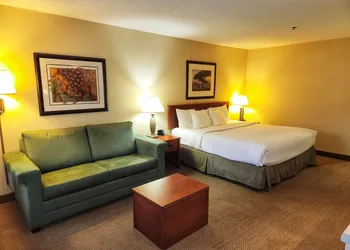 La Quinta Inn & Suites by Wyndham Appleton College Avenue hotel thumbnail 8