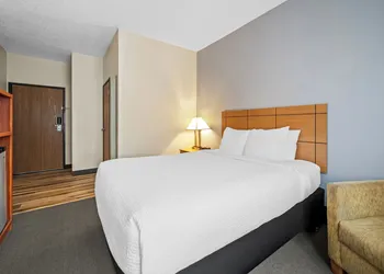 Quality Inn Dubuque on Hwy 20 hotel thumbnail 5