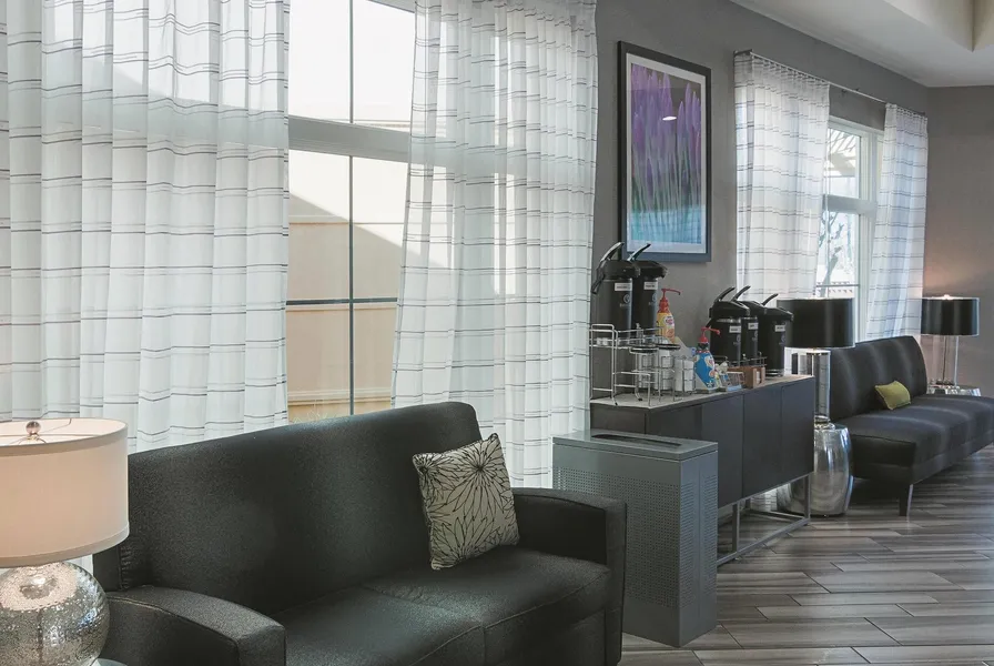 La Quinta Inn & Suites by Wyndham Orlando Airport hotel detail image 2