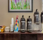 La Quinta Inn & Suites by Wyndham Orlando Airport hotel detail image 3