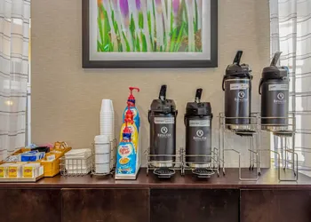 La Quinta Inn & Suites by Wyndham Orlando Airport hotel thumbnail 3