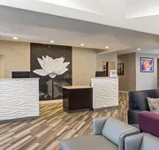 La Quinta Inn & Suites by Wyndham Orlando Airport hotel detail image 4