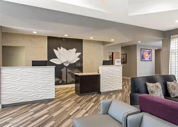 La Quinta Inn & Suites by Wyndham Orlando Airport hotel thumbnail 4