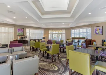 La Quinta Inn & Suites by Wyndham Orlando Airport hotel thumbnail 5