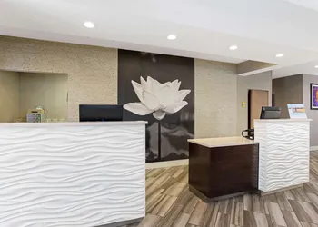 La Quinta Inn & Suites by Wyndham Orlando Airport hotel thumbnail 6