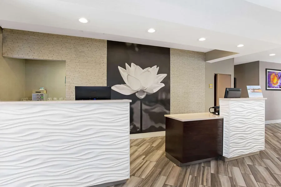 La Quinta Inn & Suites by Wyndham Orlando Airport hotel detail image 6
