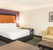 La Quinta Inn & Suites by Wyndham Orlando Airport hotel detail image 7