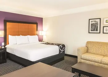 La Quinta Inn & Suites by Wyndham Orlando Airport hotel thumbnail 7