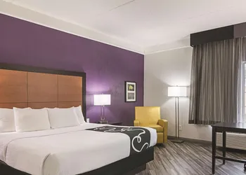 La Quinta Inn & Suites by Wyndham Orlando Airport hotel thumbnail 8