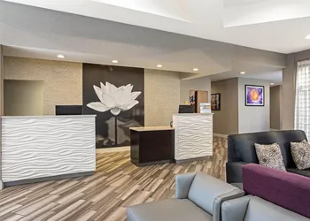La Quinta Inn & Suites by Wyndham Orlando Airport hotel thumbnail 4