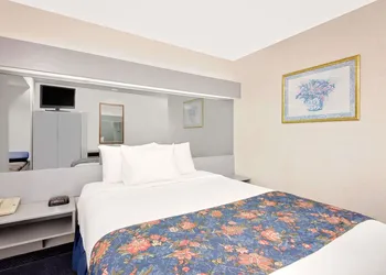 Microtel Inn & Suites by Wyndham Hagerstown by I-81 hotel thumbnail 5