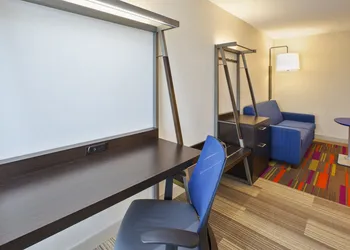 Holiday Inn Express Hotel & Suites Chicago-Midway Airport by IHG hotel thumbnail 6