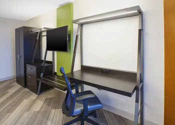 Holiday Inn Express Hotel & Suites Chicago-Midway Airport by IHG hotel thumbnail 8